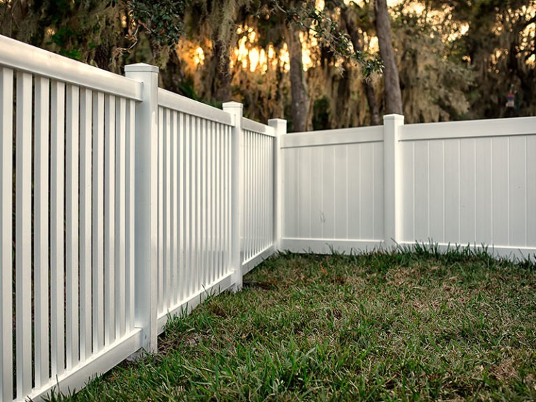 Vinyl Fence Installed In A Residential House H2 Vinyl Fence Repair Fort Mill Sc 768x576 1